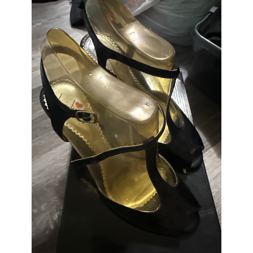 Luichiny Wicked Black Patent T-Strap Peep Toe Heels Size 8B Gold Red Heart